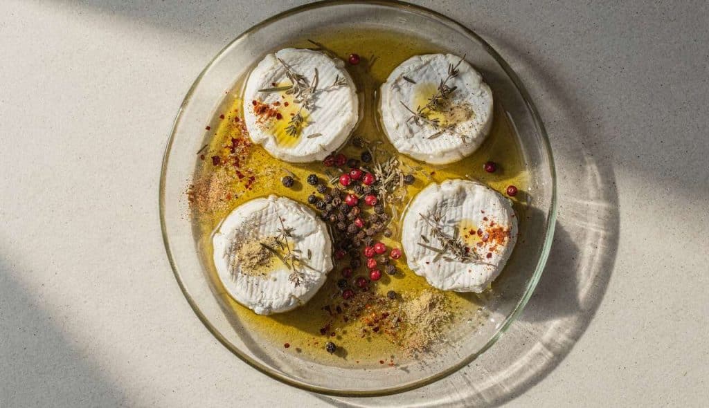 Fromage de chèvre mariné à l'huile d'olive : recette facile et savoureuse