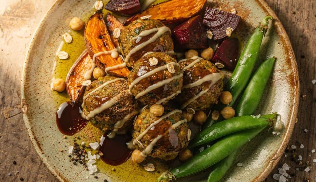 Boulettes végétales caramélisées et légumes d'hiver rôtis : la recette idéale