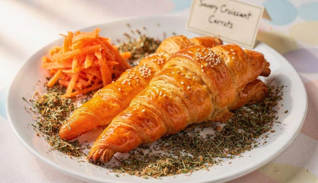 Croissants feuilletés salés en forme de carottes pour Pâques