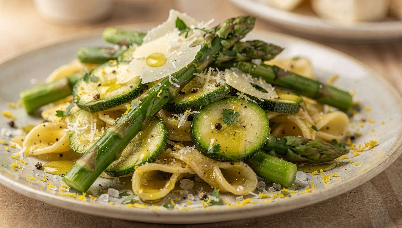 Salade de pâtes courgettes et asperges sauce citron