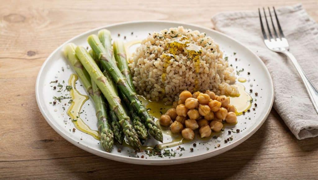 Assiette complète veggie : asperges et boulgour