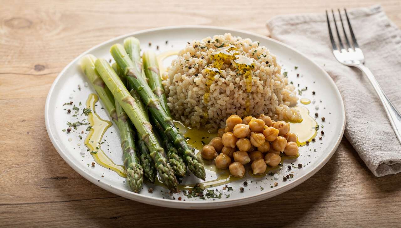 Assiette complète veggie : asperges et boulgour