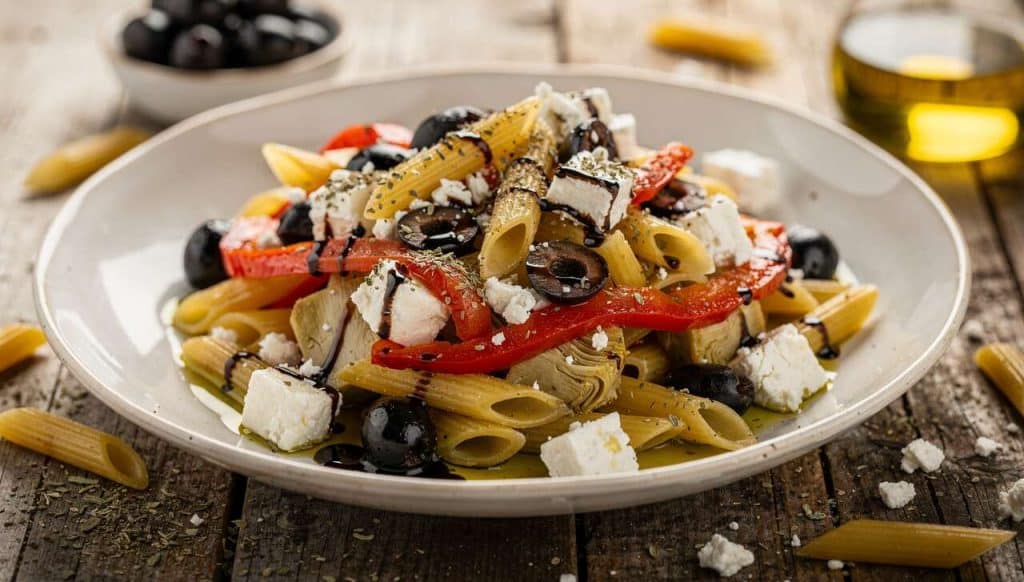 Salade de penne à la grecque : recette facile et savoureuse