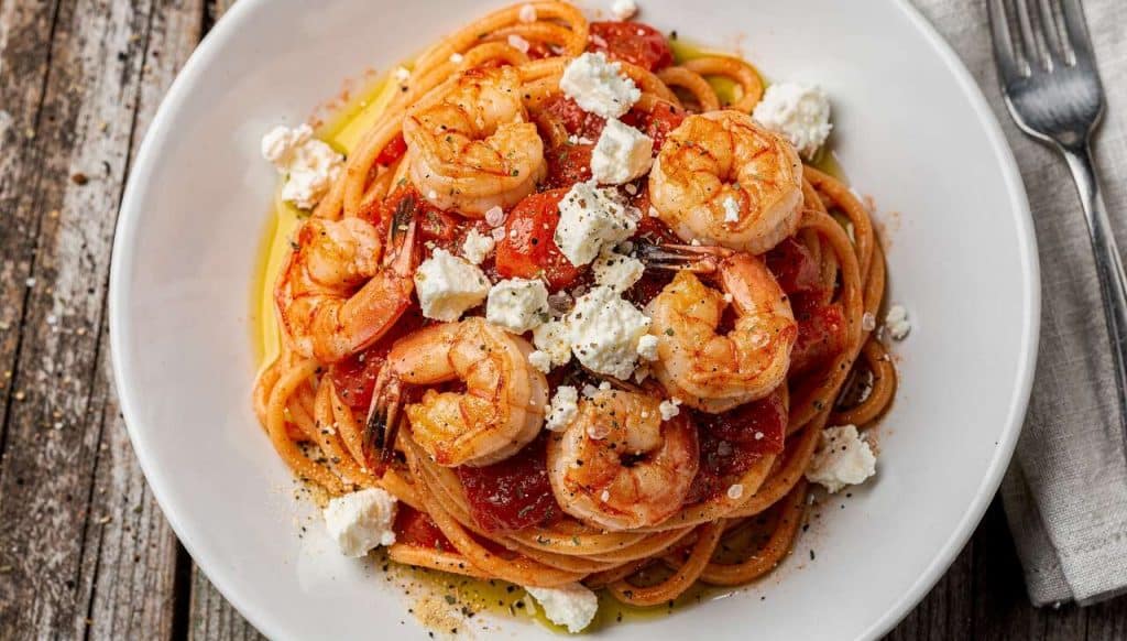 Pâtes aux crevettes, tomate et feta : recette savoureuse