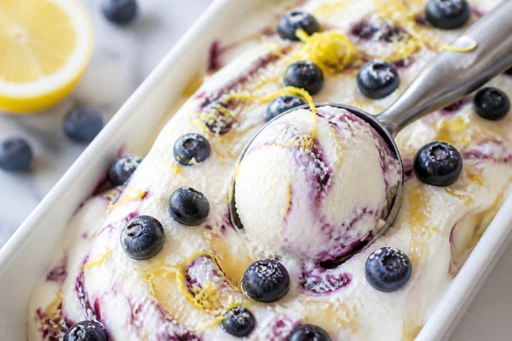 Glace au lait fermenté, citron et myrtilles : recette gourmande