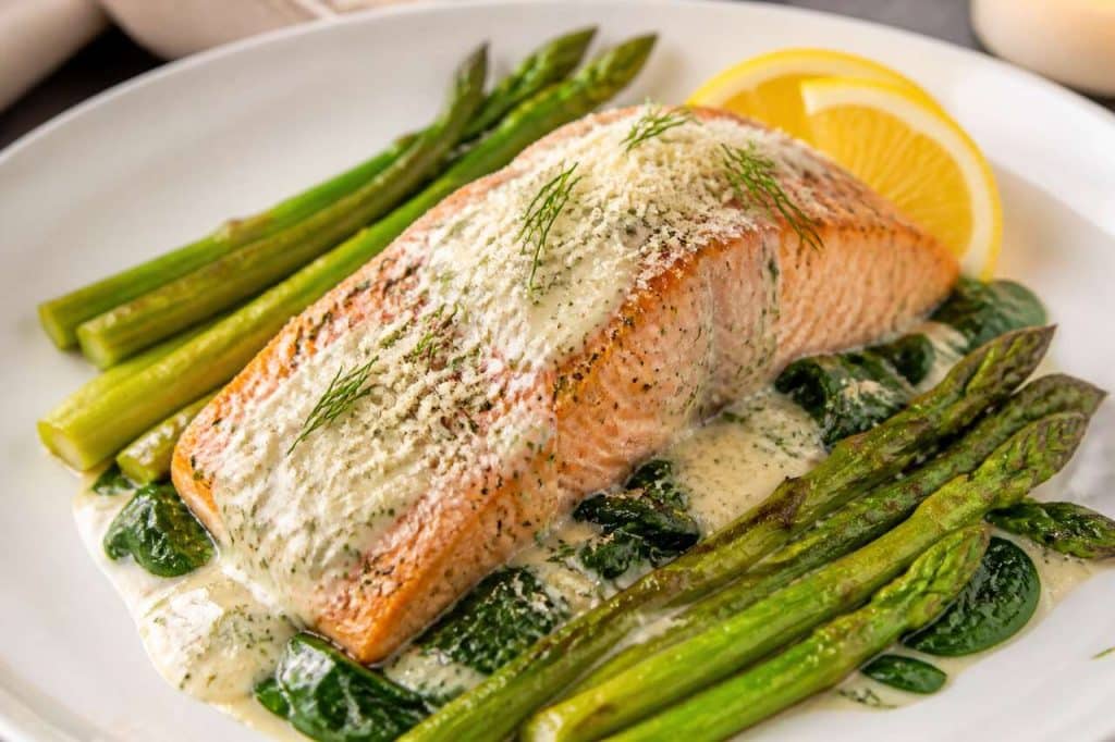 Saumon crémeux aux épinards et asperges vertes : recette gourmande