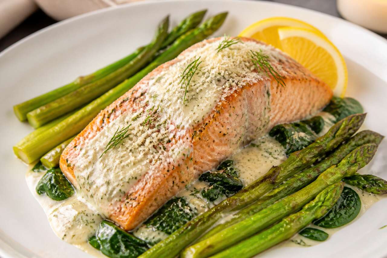 Saumon crémeux aux épinards et asperges vertes : recette gourmande