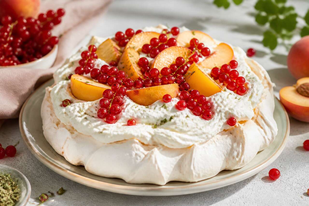 Recette de pavlova aux groseilles, pêches et verveine citronnelle