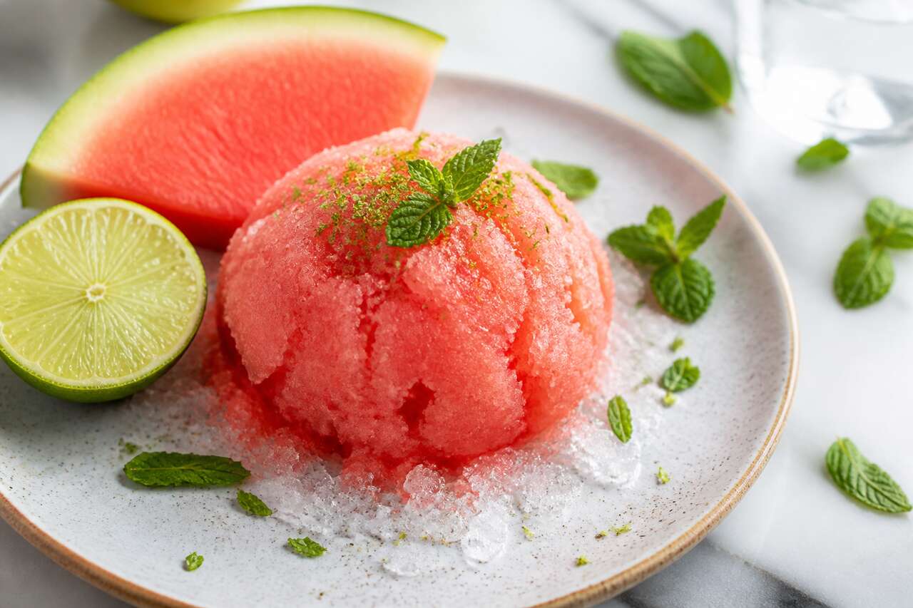 Sorbet à la pastèque façon mojito : recette rafraîchissante au citron vert, rhum & menthe